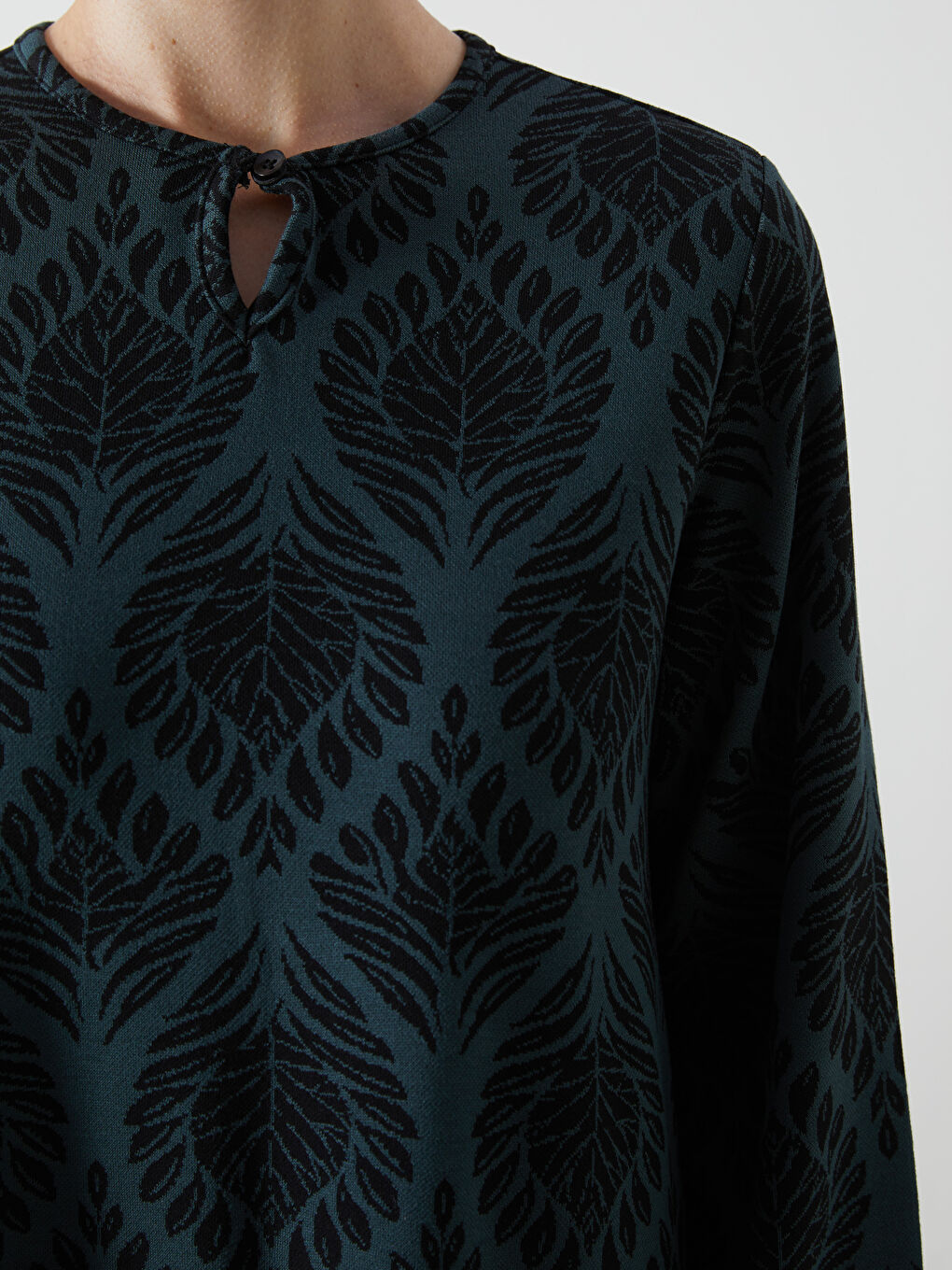 فستان نسائي بنقشة وياقة دائرية-2