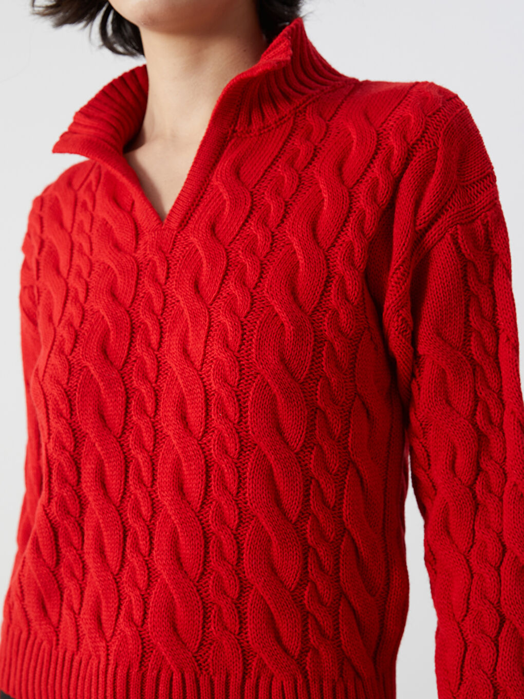 سترة تريكو منقوشة بياقة بشق للسيدات-2