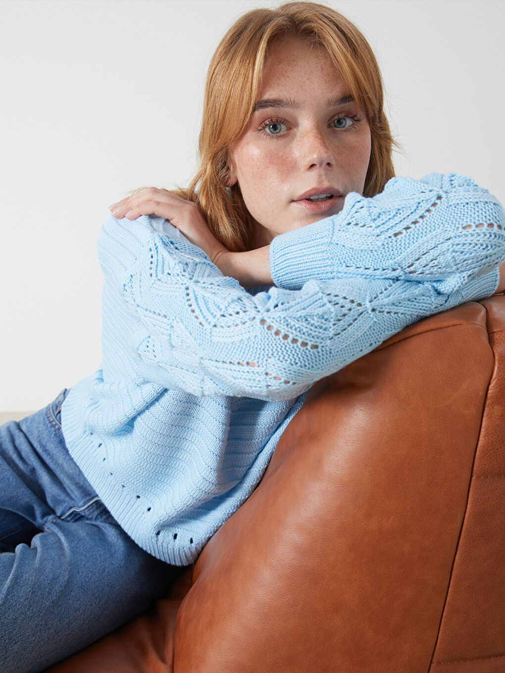 سترة تريكو مخرّمة بياقة دائرية للسيدات