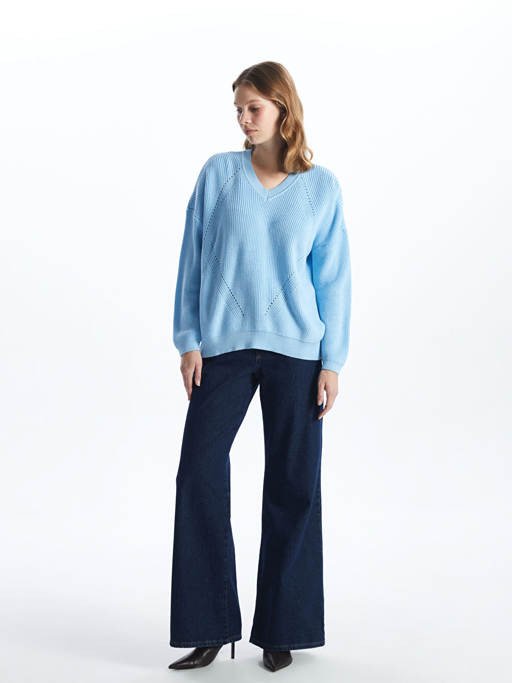 سترة تريكو بياقة على شكل حرف V وكم طويل مخرّمة للسيدات-1