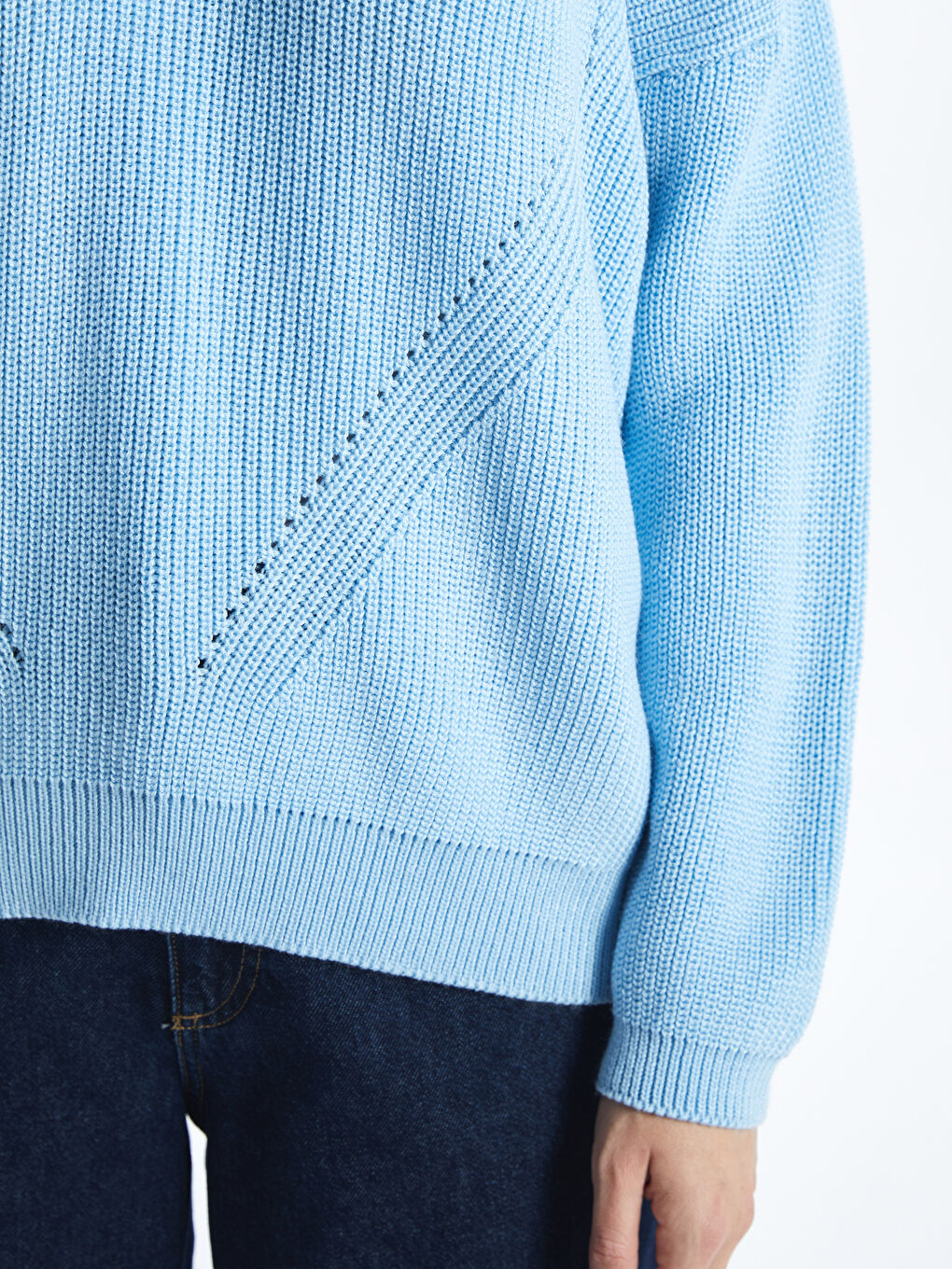 سترة تريكو بياقة على شكل حرف V وكم طويل مخرّمة للسيدات-2