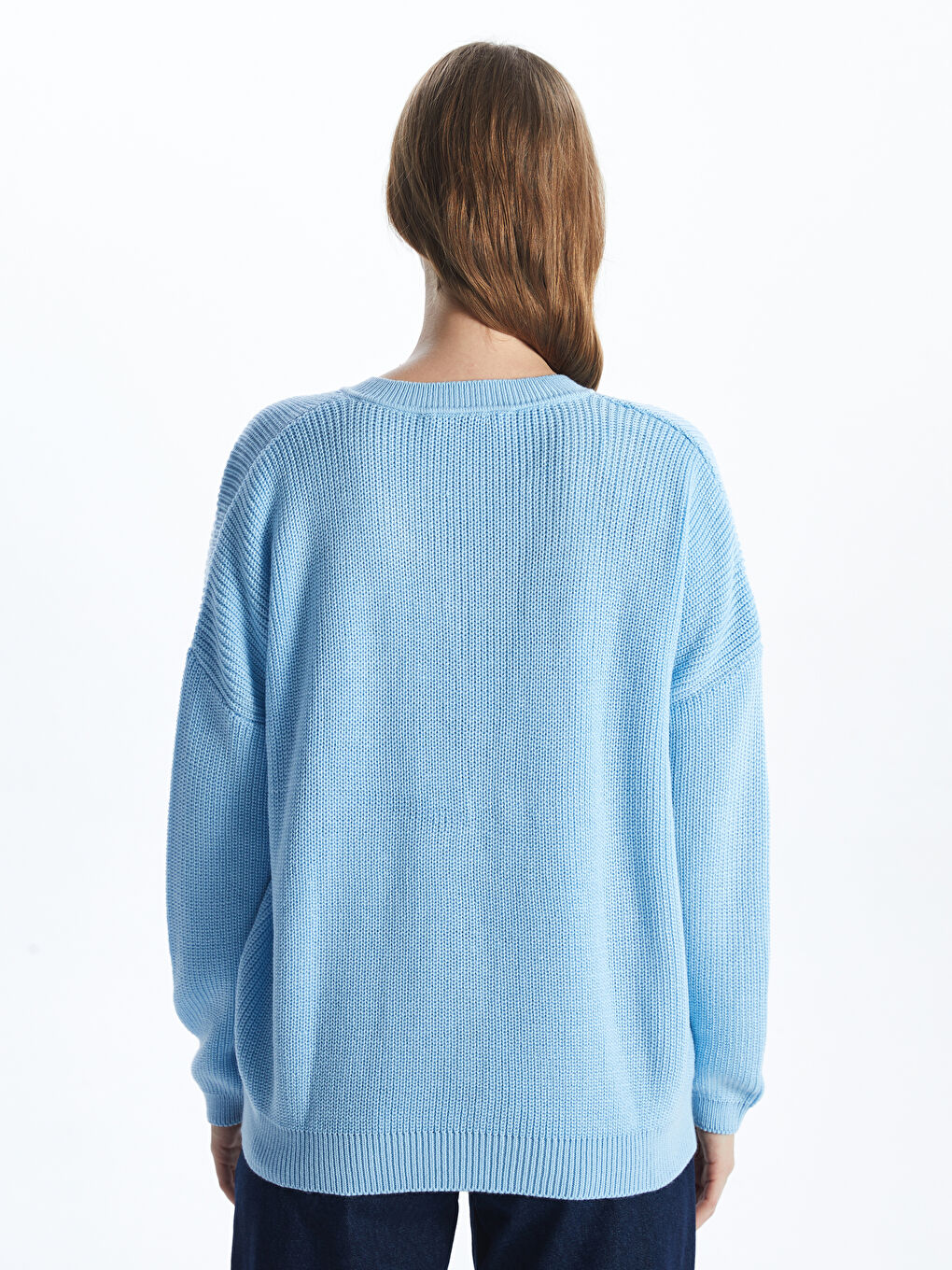 سترة تريكو بياقة على شكل حرف V وكم طويل مخرّمة للسيدات-3