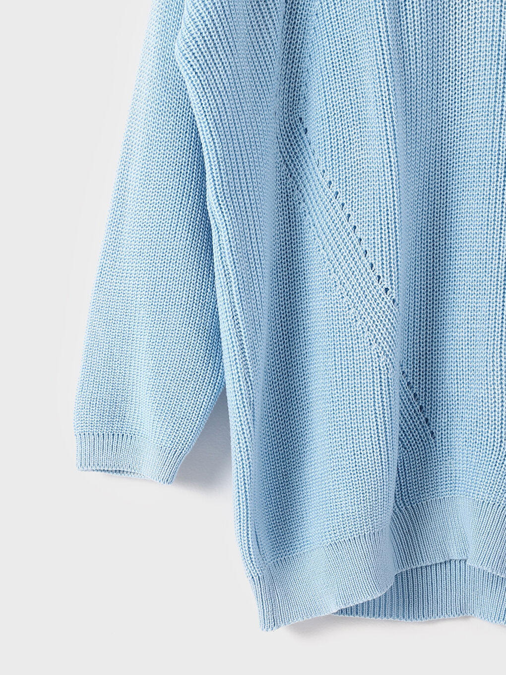 سترة تريكو بياقة على شكل حرف V وكم طويل مخرّمة للسيدات-7