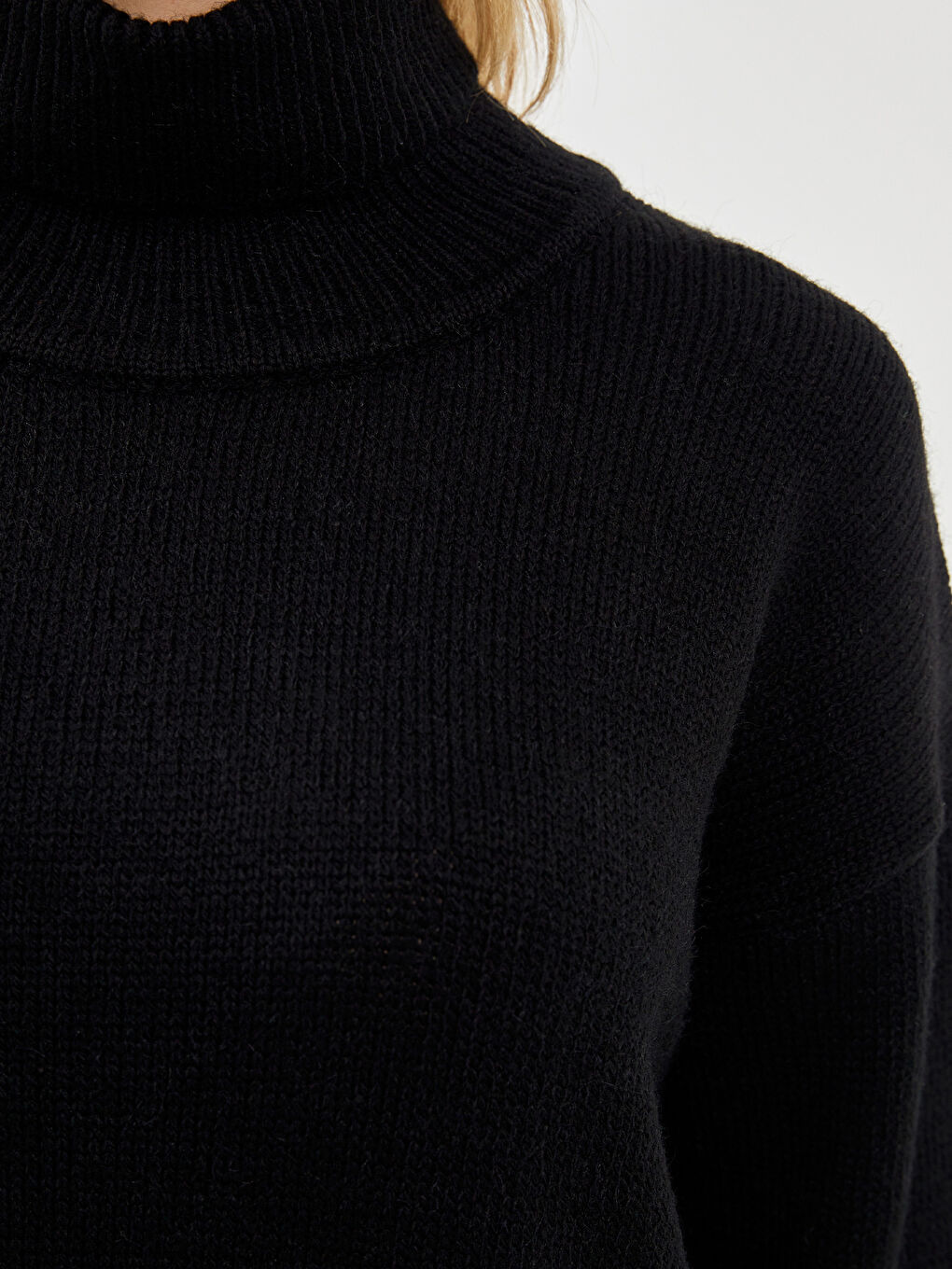 بلوفر تريكو بياقة هاي نيك للسيدات-2