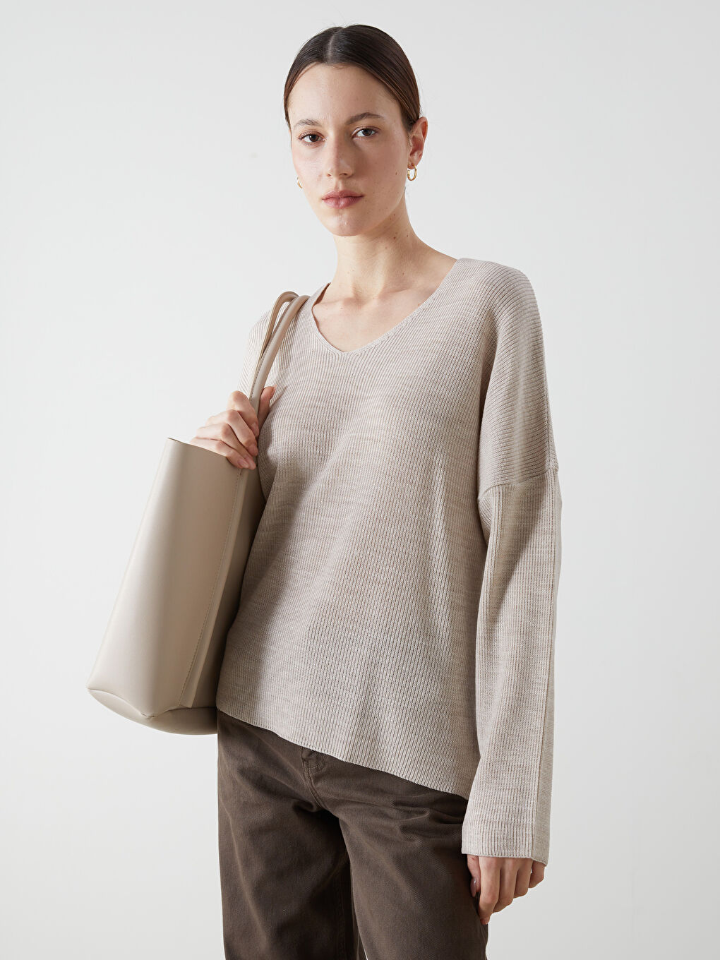 سترة تريكو بياقة على شكل حرف V للسيدات