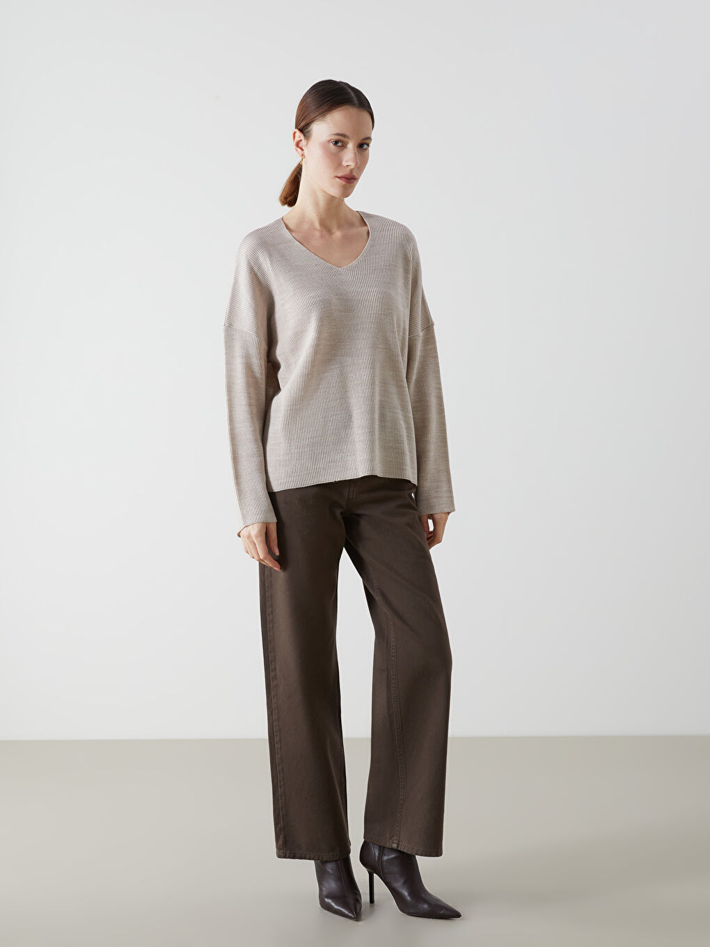 سترة تريكو بياقة على شكل حرف V للسيدات-1