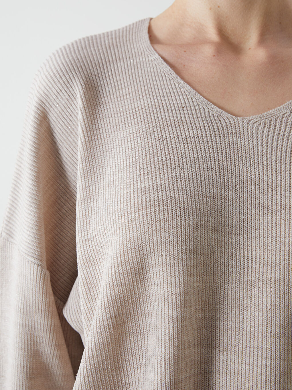 سترة تريكو بياقة على شكل حرف V للسيدات-2