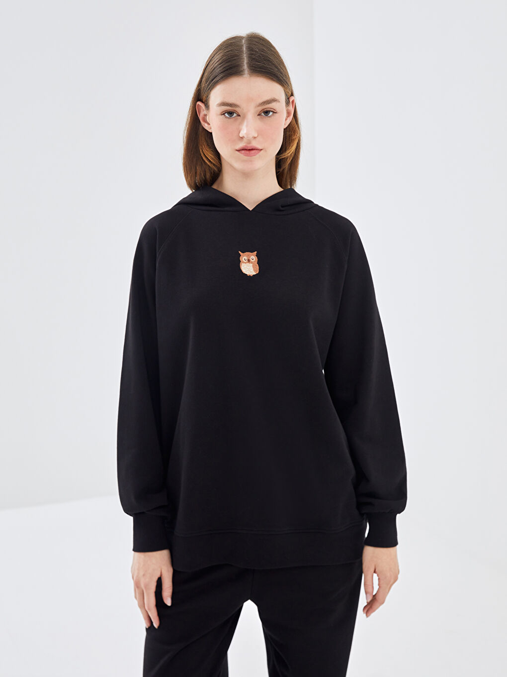 LCW Modest Yeni Siyah Kapüşonlu Nakışlı Oversize Kadın Kalın Sweatshirt Tunik