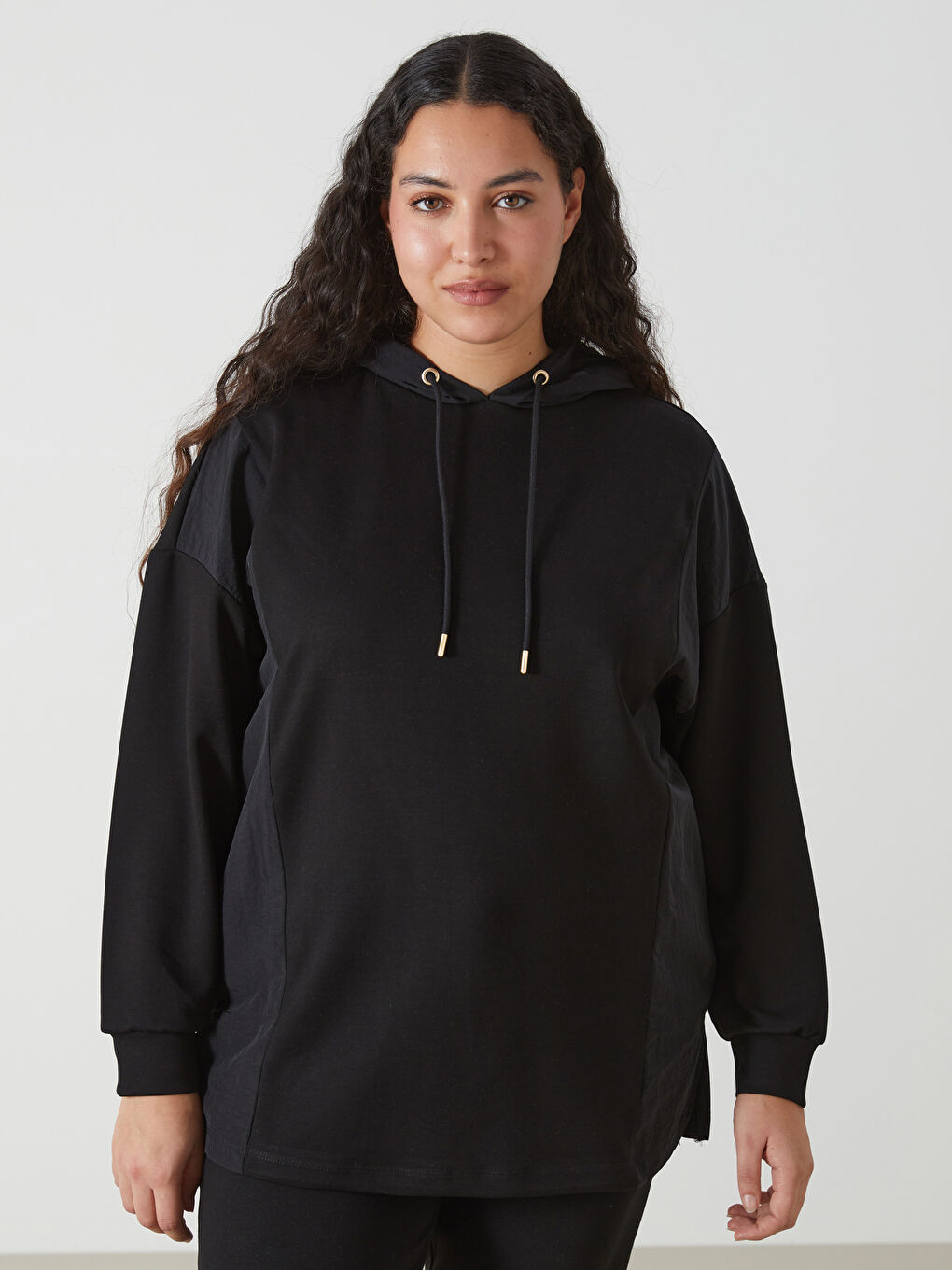 LCWAIKIKI Basic Siyah Kapüşonlu Renk Bloklu Oversize Kadın Sweatshirt Tunik - 1