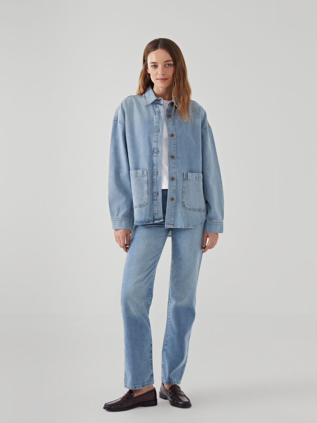 უბრალო გრძელმკლავიანი ჯინსის პერანგის ქურთუკი ქალებისთვის-1