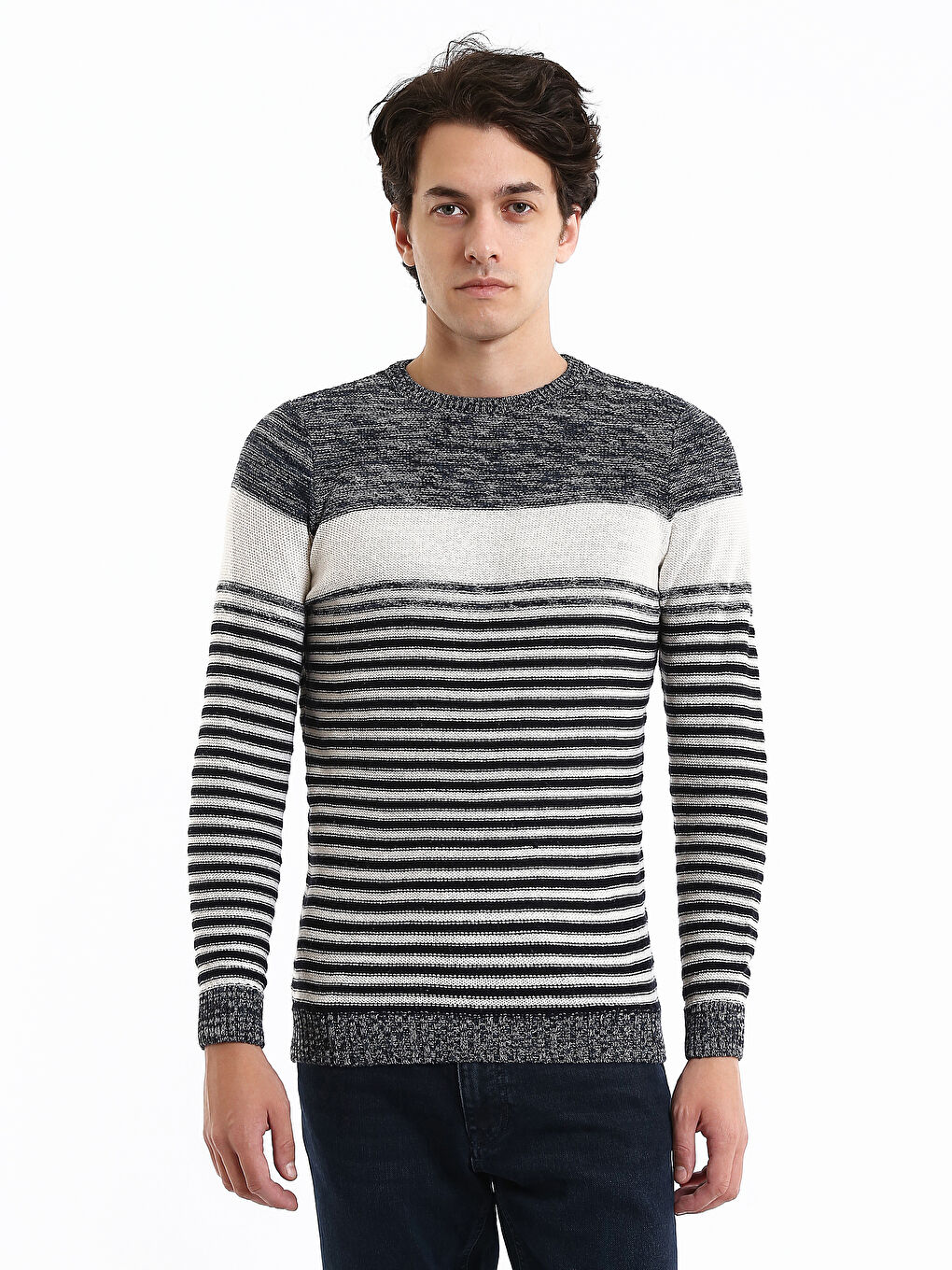 سترة تريكو مخططة بياقة دائرية للرجال