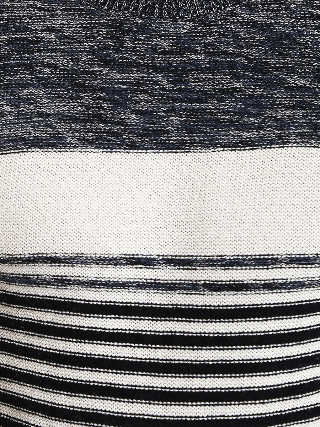 سترة تريكو مخططة بياقة دائرية للرجال-2