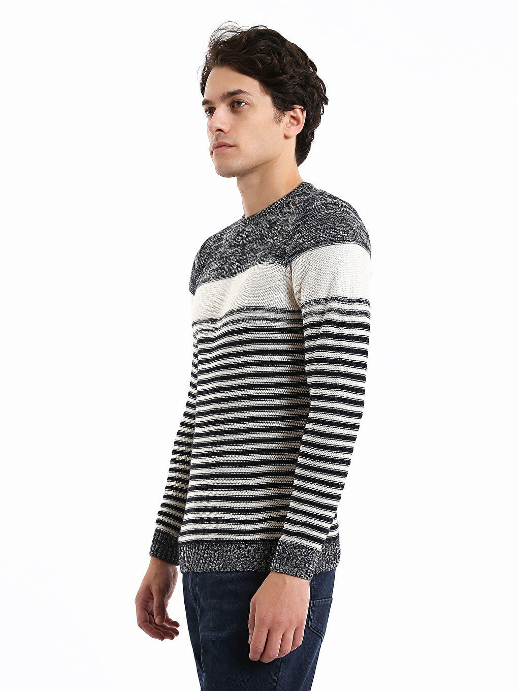 سترة تريكو مخططة بياقة دائرية للرجال-3