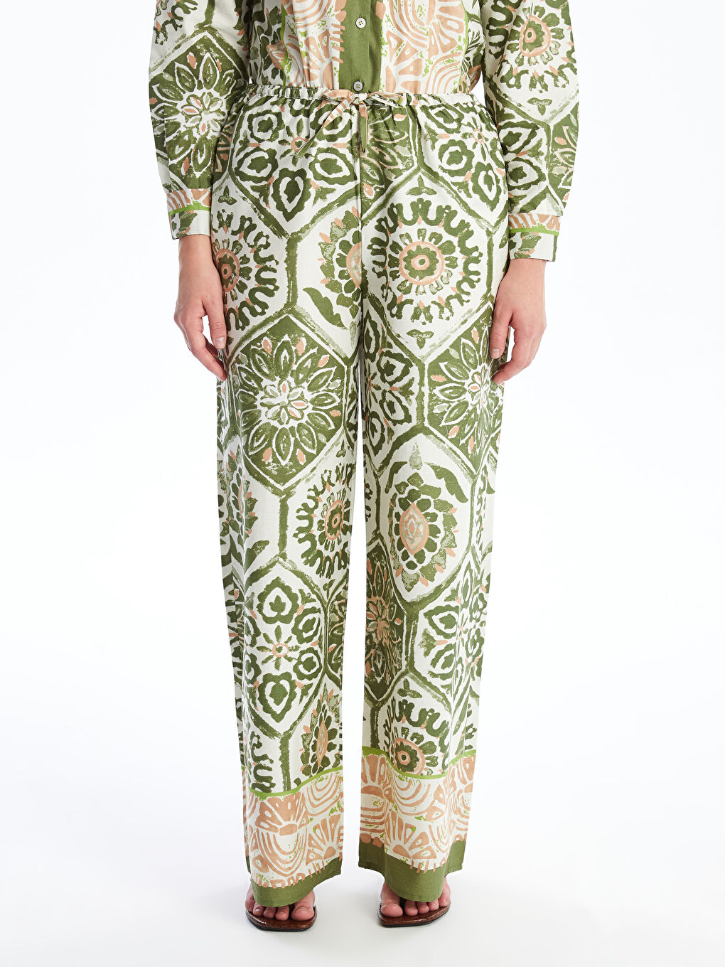 بنطلون نسائي بنقشة بخصر مرن-1