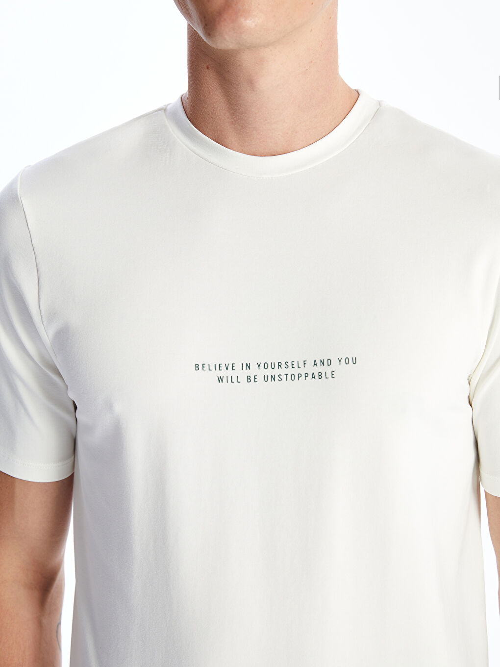 تيشيرت مطبوع برقبة دائرية وكم قصير للرجال-2