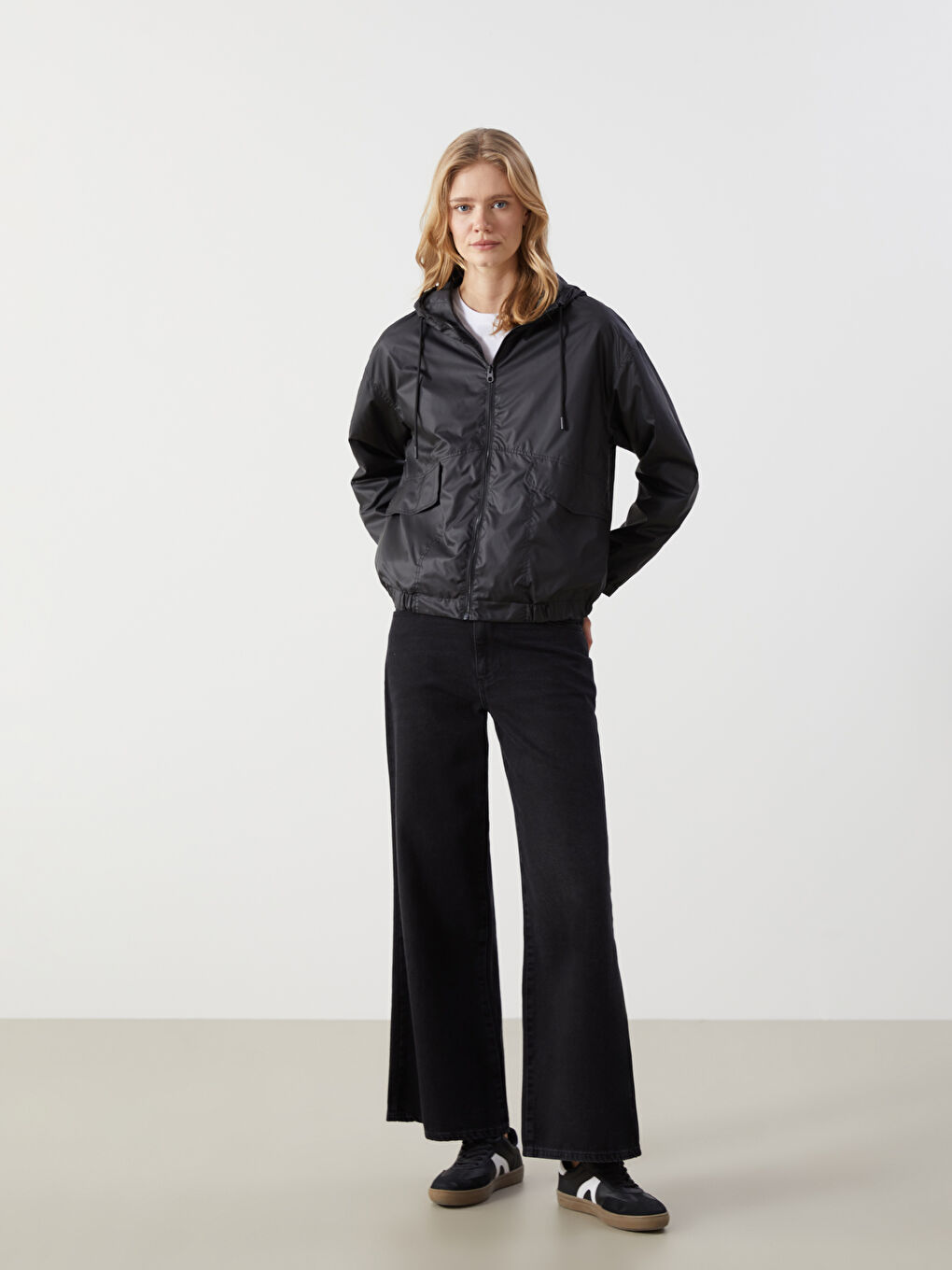 Siyah Kapüşonlu Oversize Kadın Yağmurluk-1