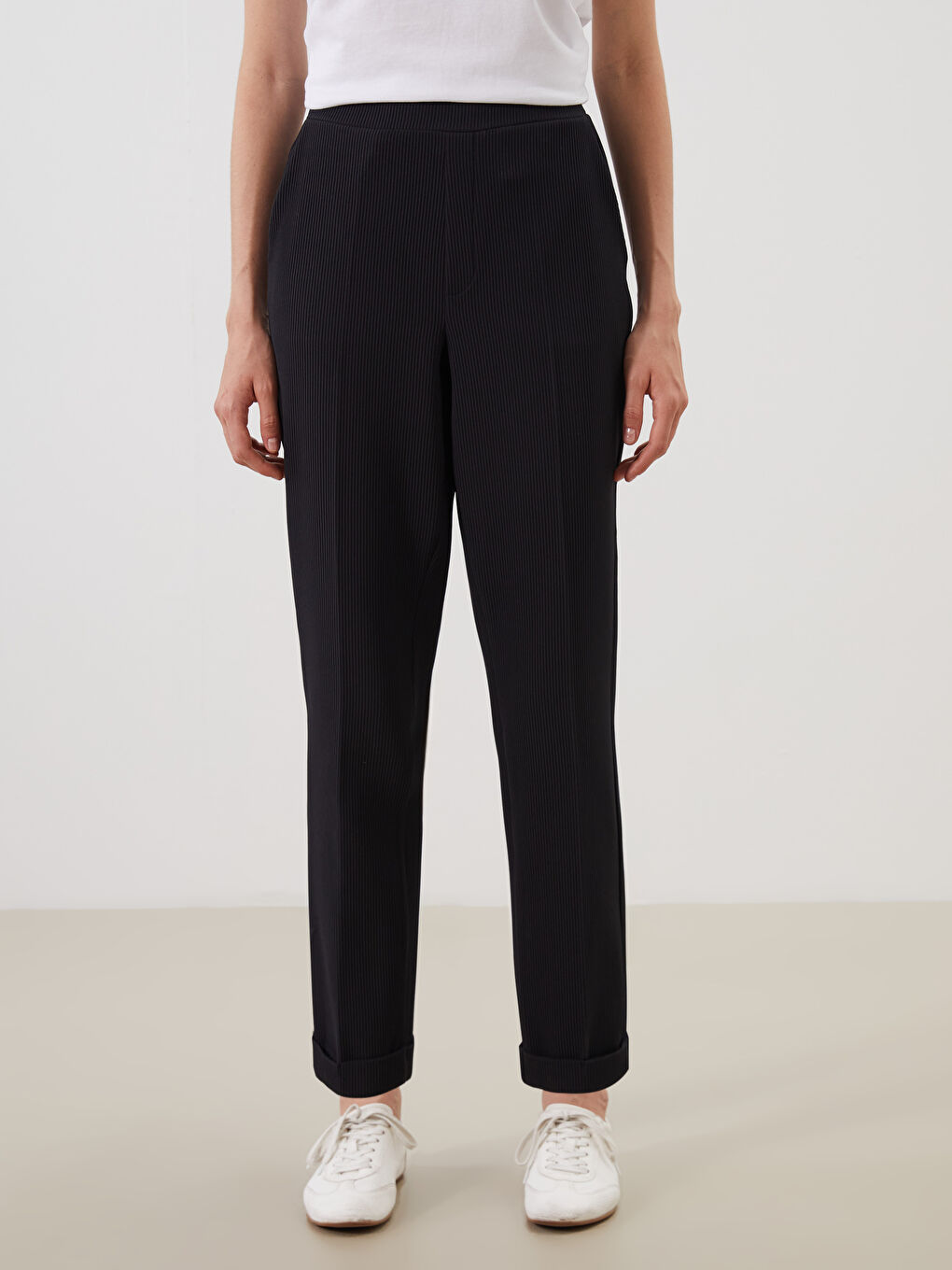 Siyah Beli Lastikli Dokulu Kadın Pantolon-1