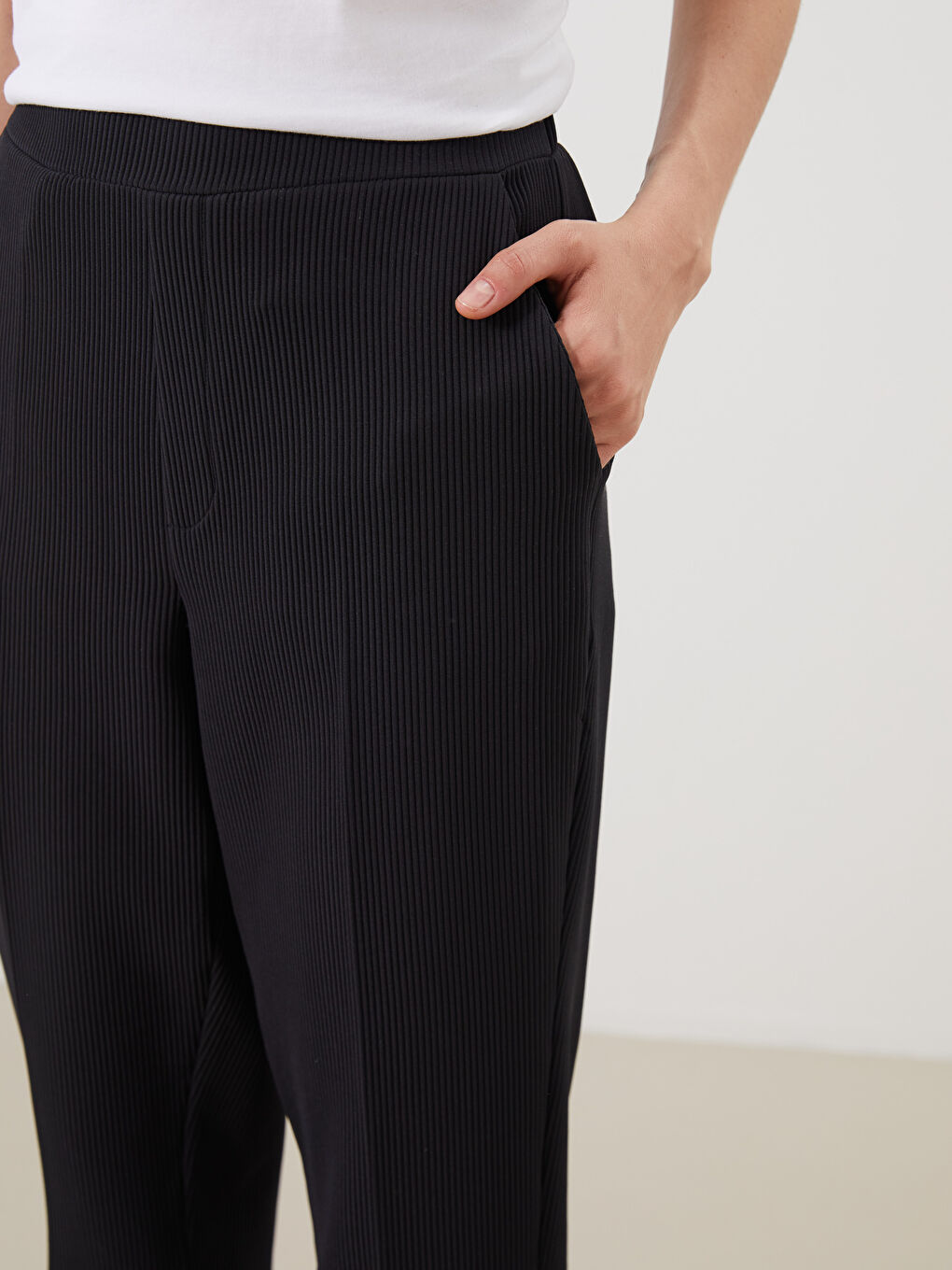 Siyah Beli Lastikli Dokulu Kadın Pantolon-2