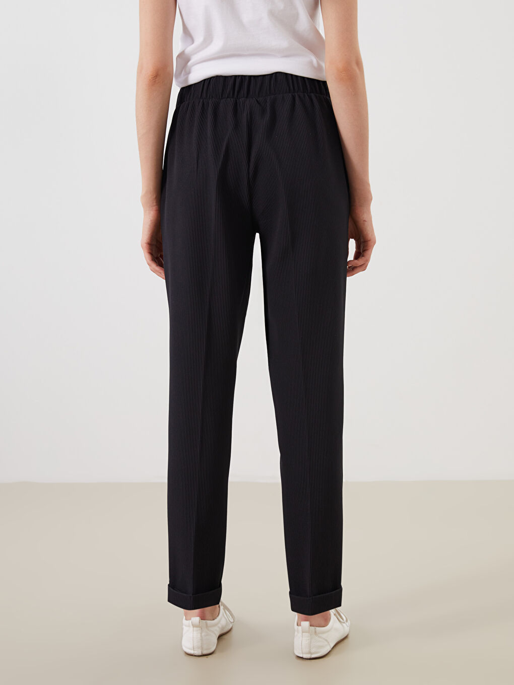 Siyah Beli Lastikli Dokulu Kadın Pantolon-3