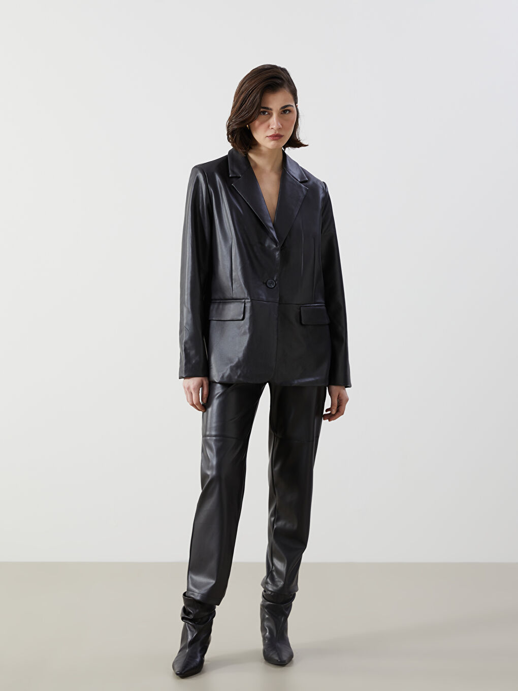 Siyah Beli Lastikli Deri Görünümlü Kadın Pantolon