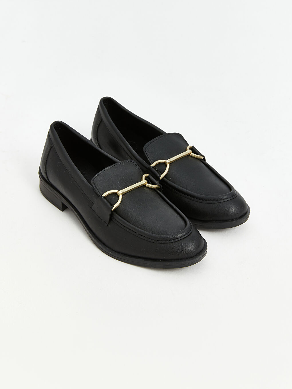 Siyah Deri Görünümlü Metal Aplikeli Kadın Loafer Ayakkabı