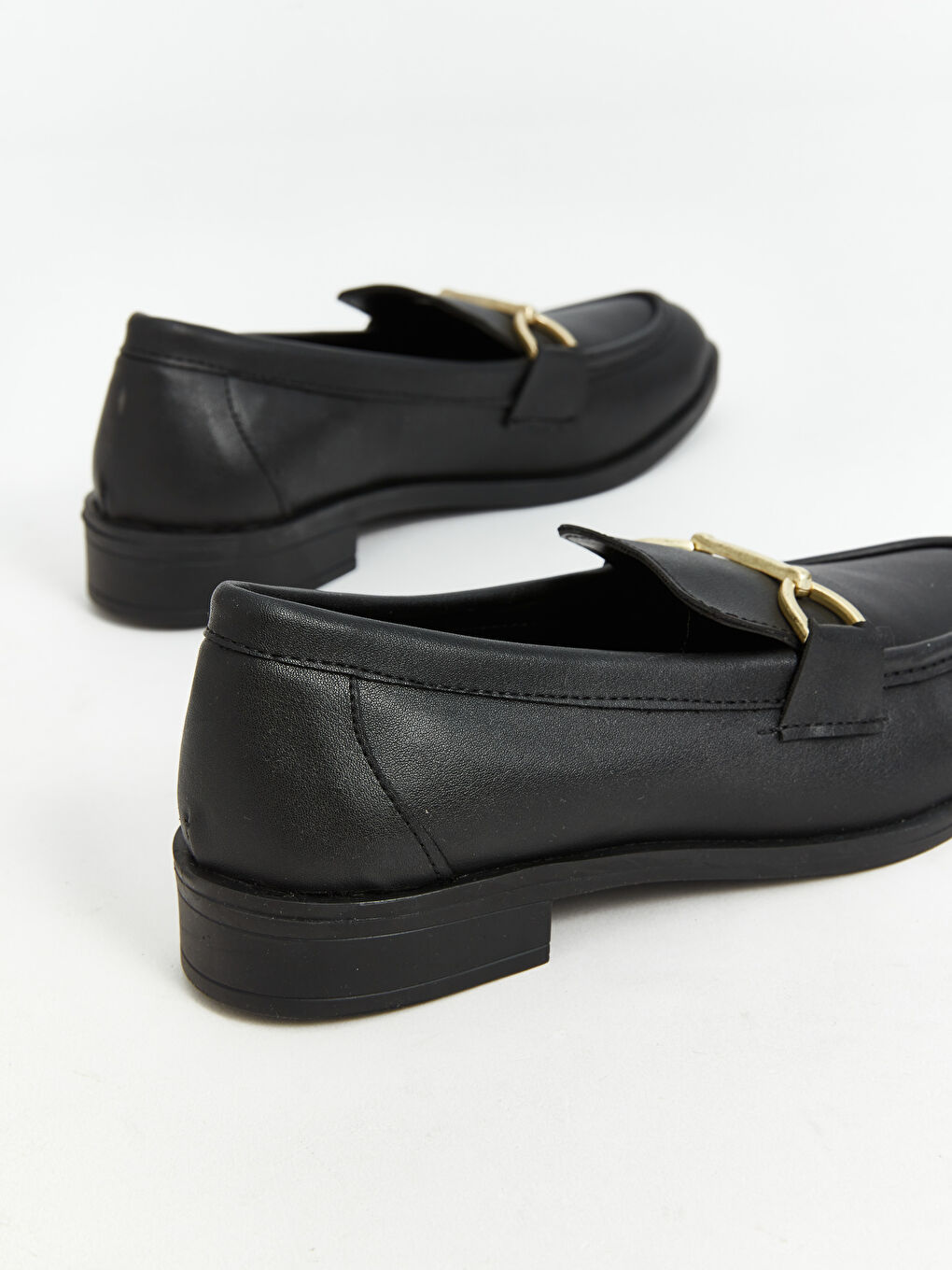 Siyah Deri Görünümlü Metal Aplikeli Kadın Loafer Ayakkabı-2