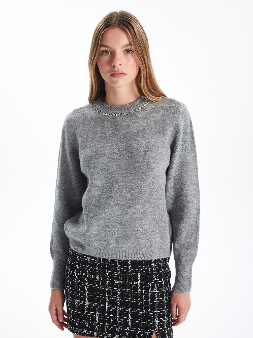 Свитер из трикотажа с круглым вырезом, украшенный стразами для женщин