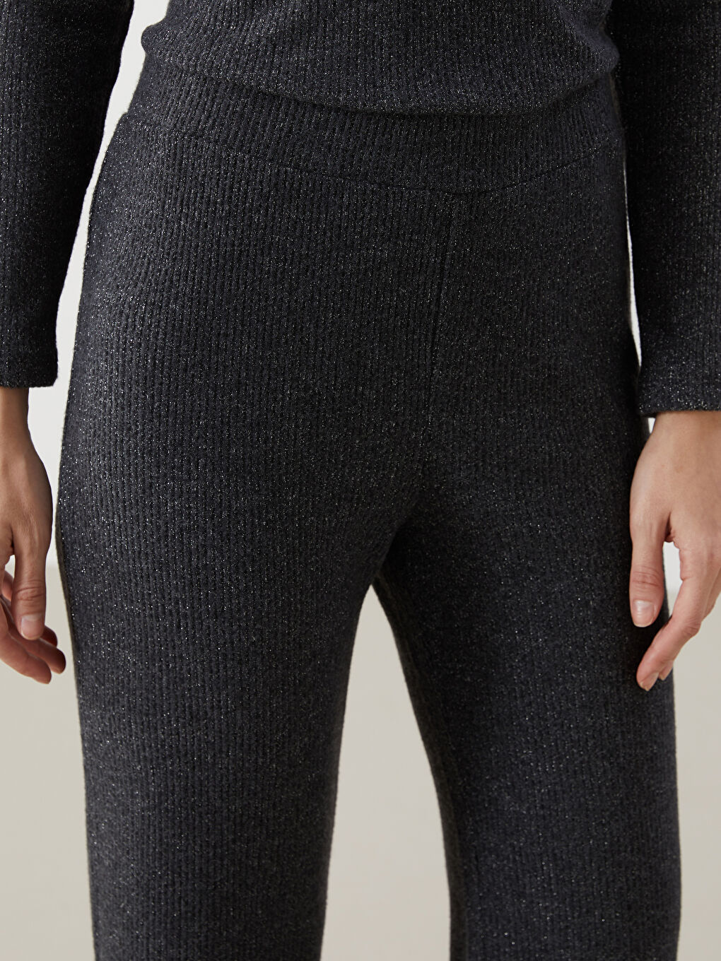 Antrasit Beli Lastikli Parlak Görünümlü Kadın Eşofman Altı-2