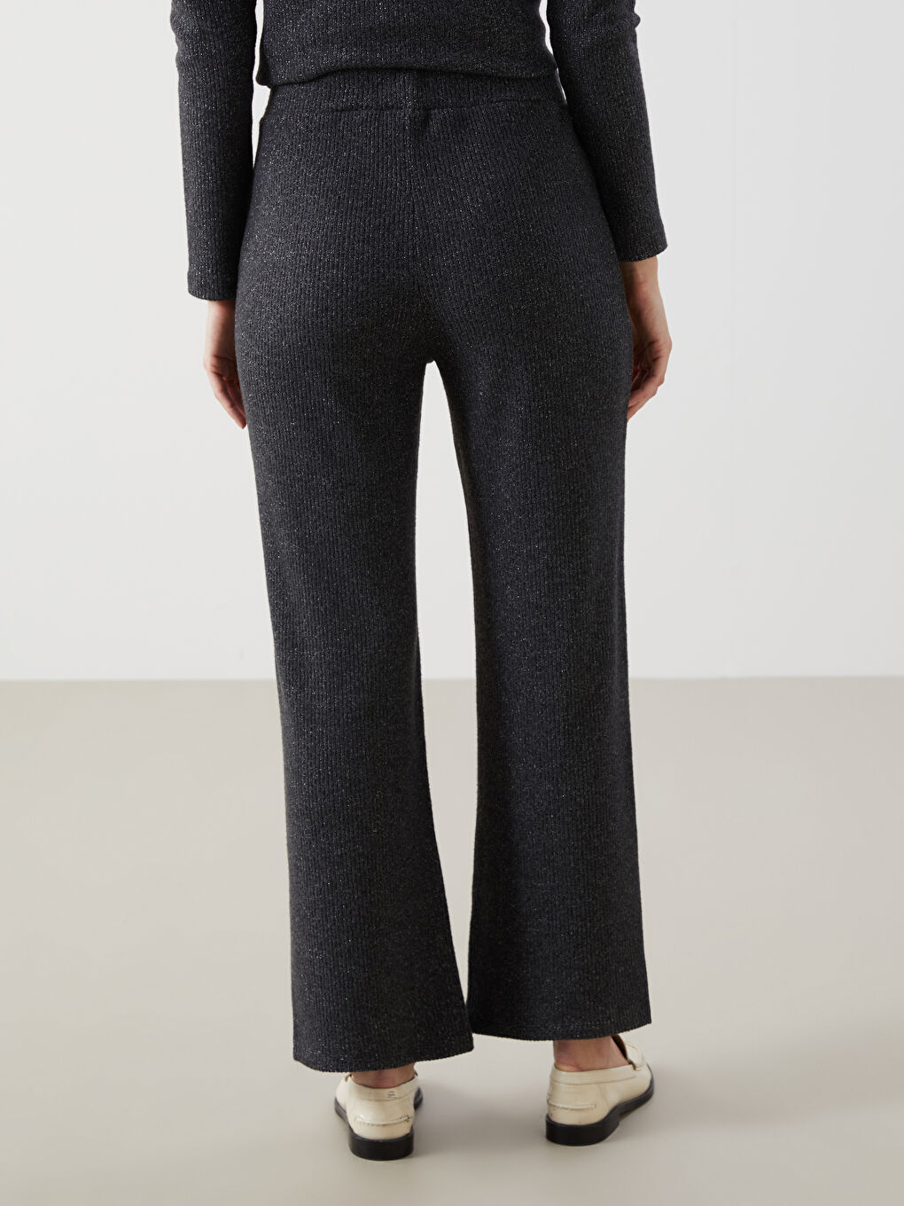 Antrasit Beli Lastikli Parlak Görünümlü Kadın Eşofman Altı-3