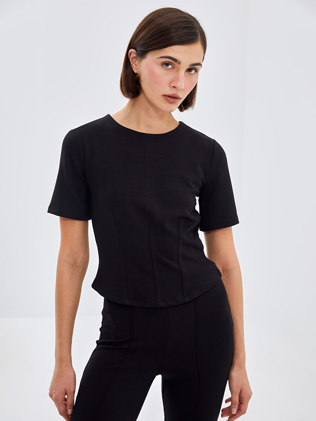 Siyah Bisiklet Yaka Kadın Tişört