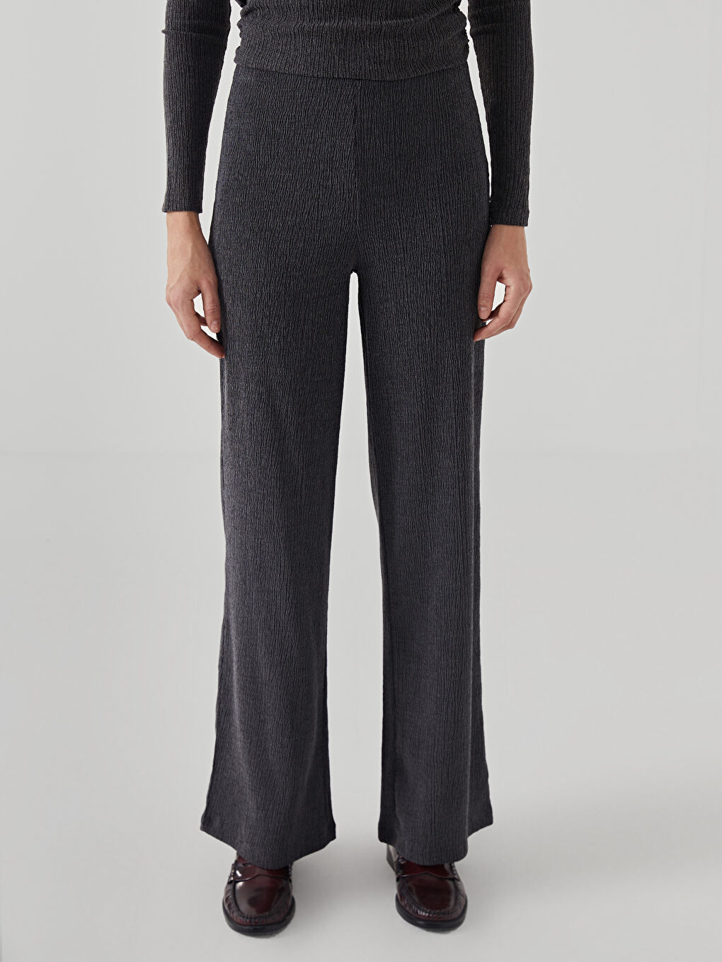 Gri Standart Fit Dokulu Kadın Pantolon-1