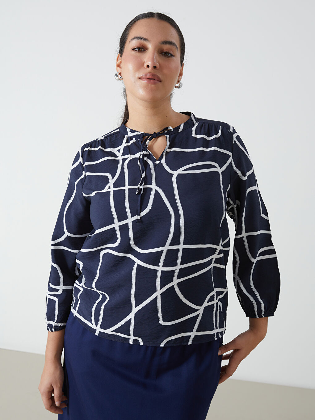 LCWAIKIKI Classic Tie Neck Patterned Women's Blouse -W4JI02Z8-LSJ