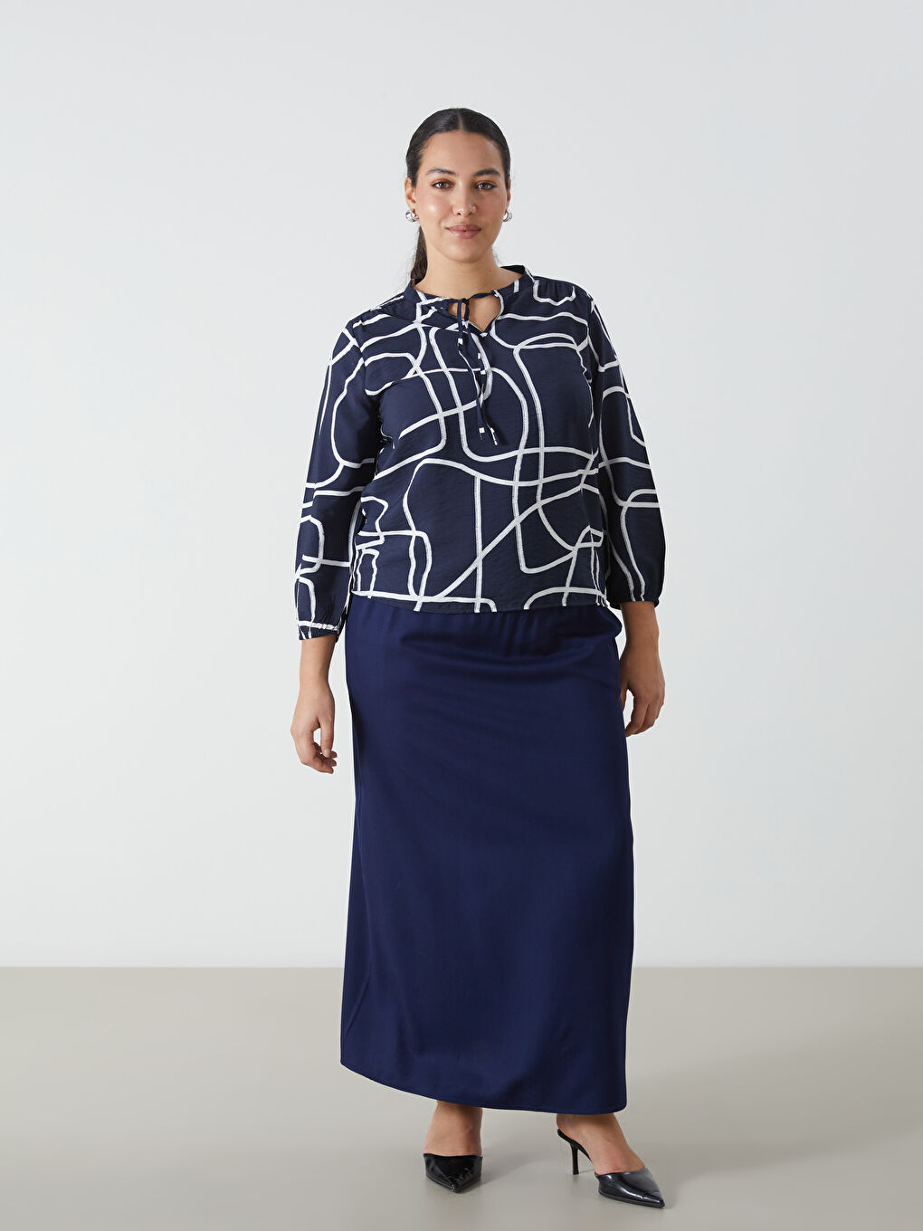 LCWAIKIKI Classic Tie Neck Patterned Women's Blouse -W4JI02Z8-LSJ