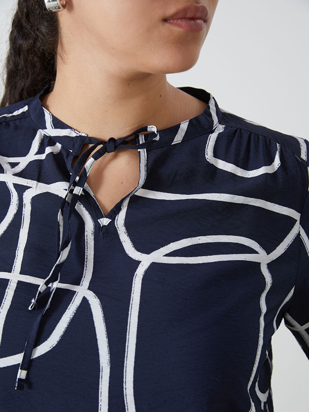 LCWAIKIKI Classic Tie Neck Patterned Women's Blouse -W4JI02Z8-LSJ