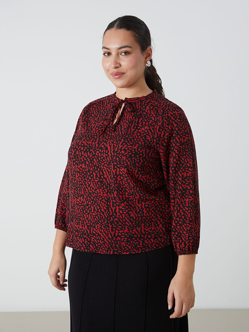 Kırmızı Bağlamalı Yaka Desenli Kadın Bluz-1