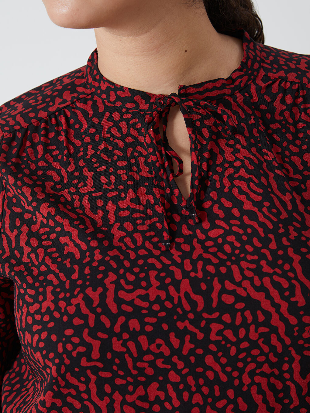 Kırmızı Bağlamalı Yaka Desenli Kadın Bluz-4