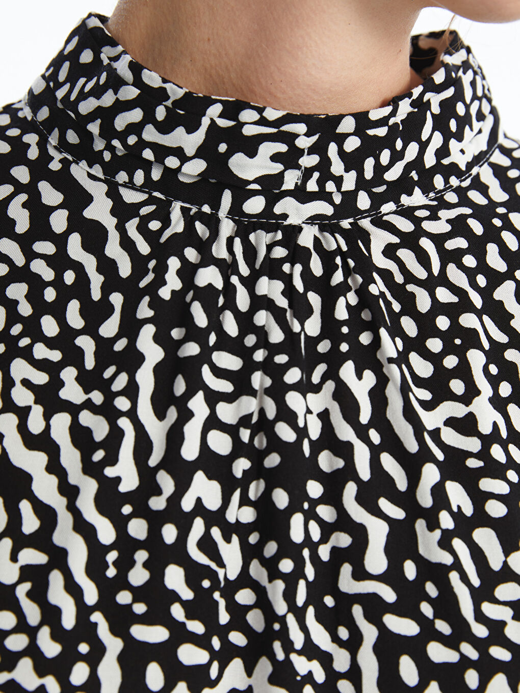 LCWAIKIKI Classic Funnel Neck Patterned Oversize Women's Blouse -W4JI57Z8-LQJ