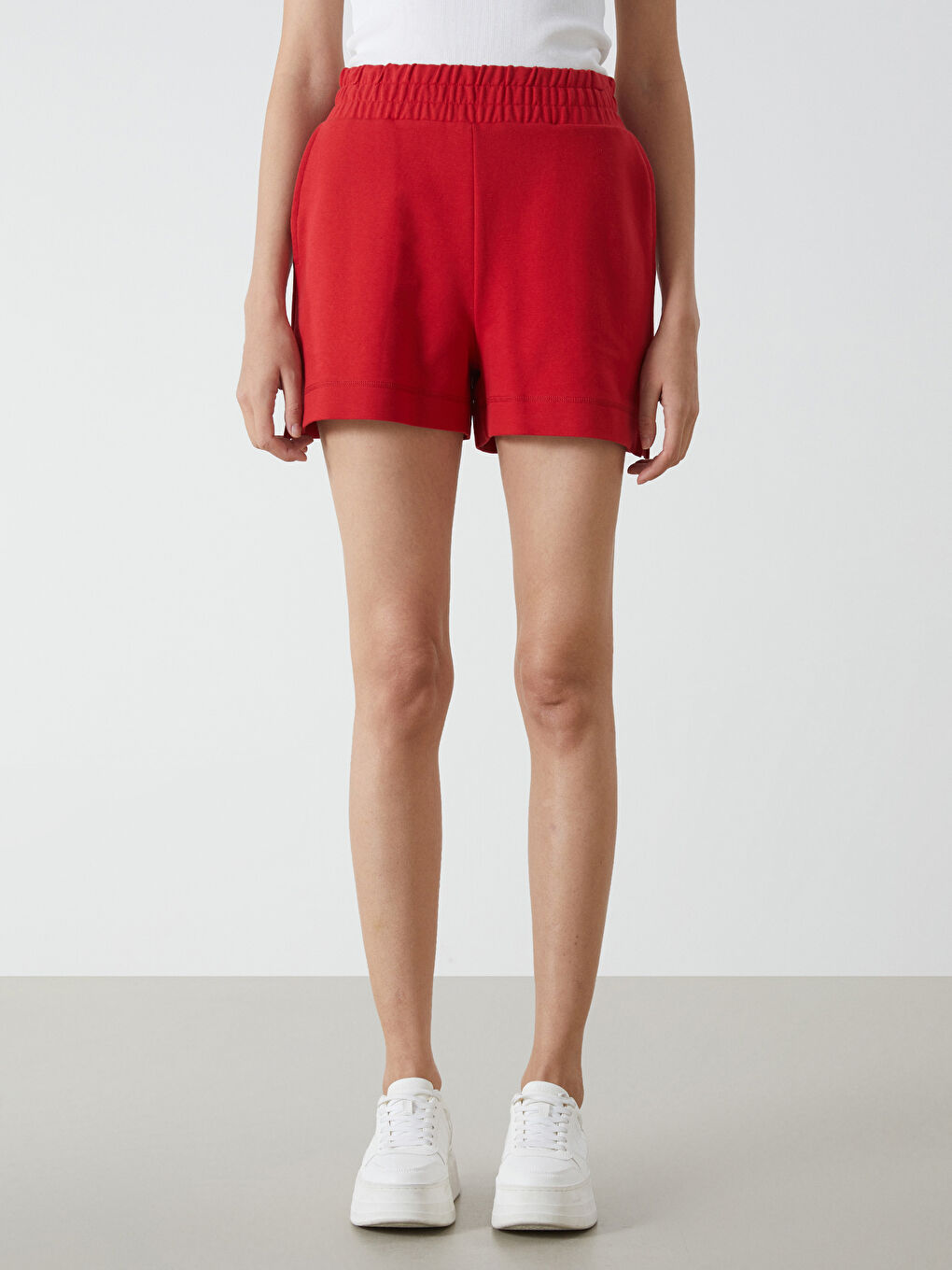 Kırmızı Beli Lastikli Kadın Şort-1