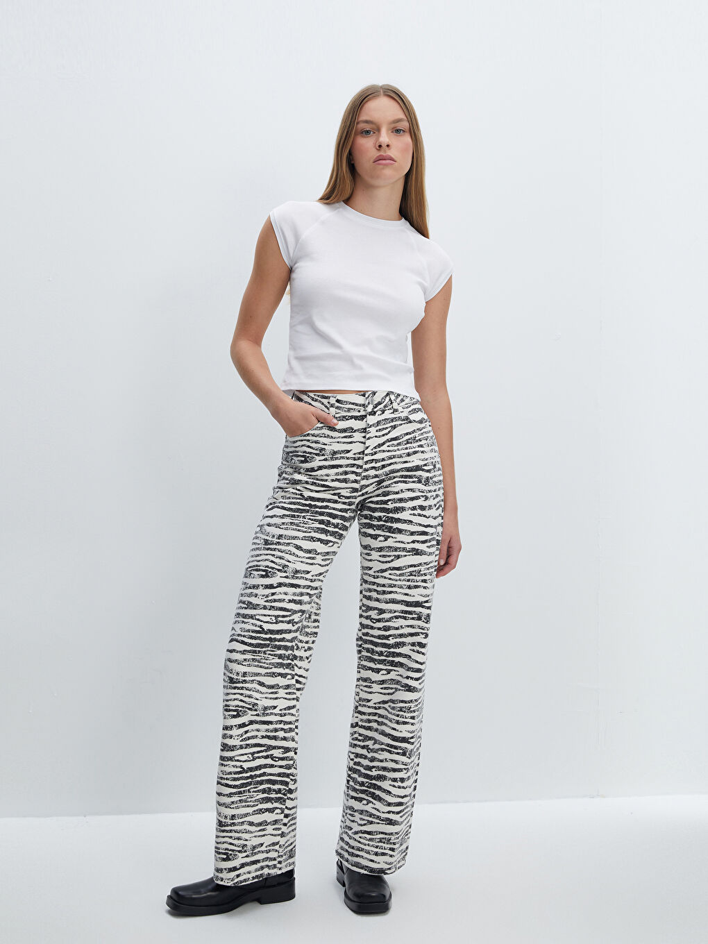 Ekru Zebra Desenli Straight Fit Kadın Jean Pantolon