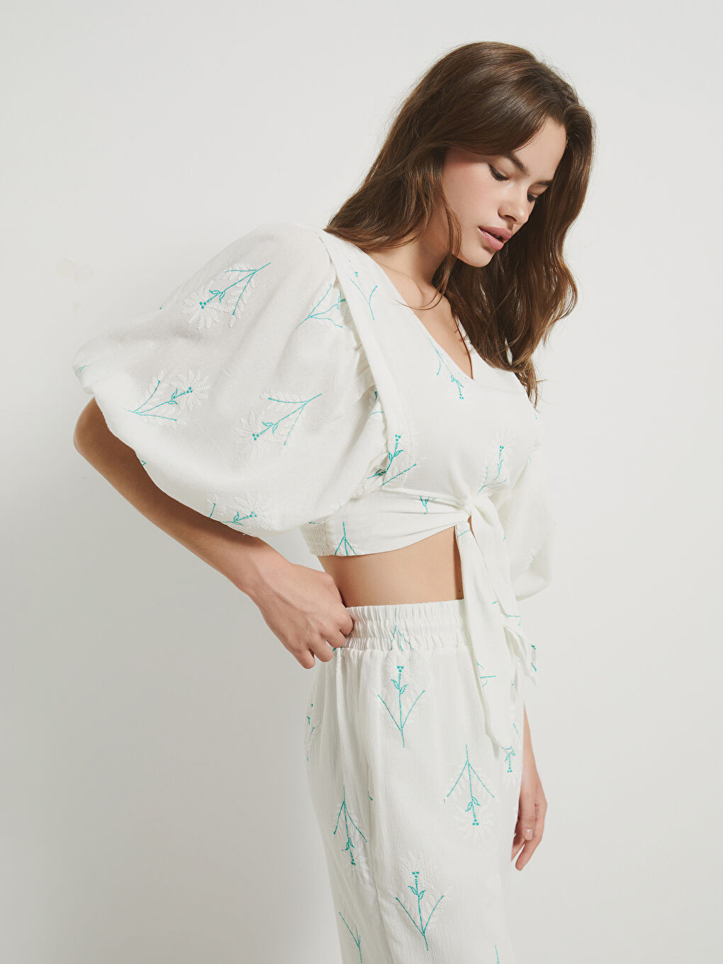 Beyaz V Yaka Nakışlı Balon Kollu Crop Kadın Bluz