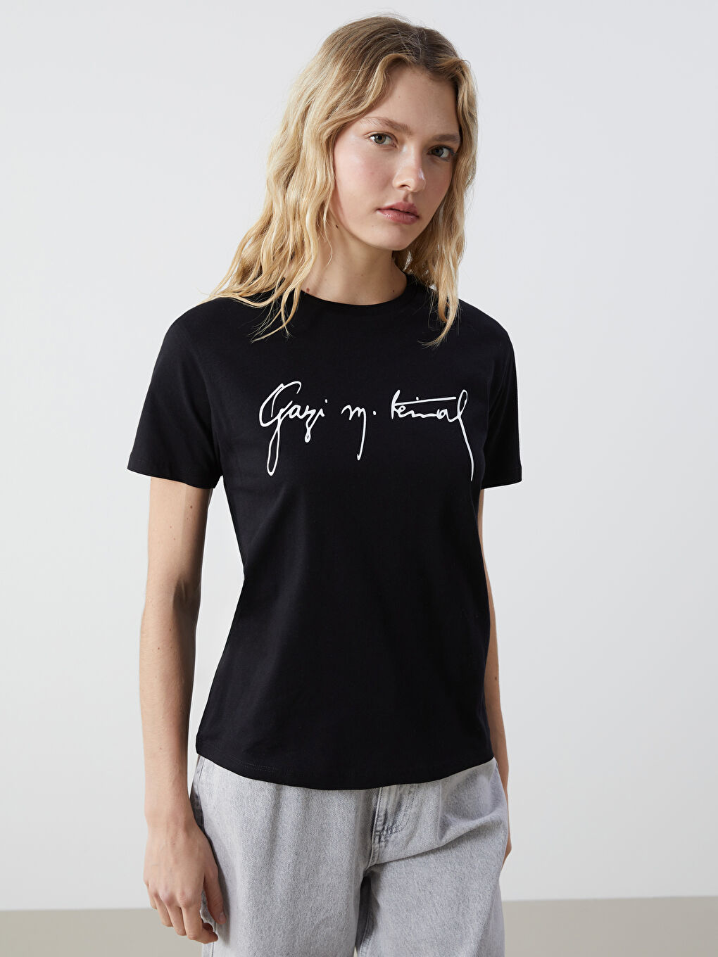 Siyah Bisiklet Yaka Atatürk İmza Baskılı Kadın Tişört