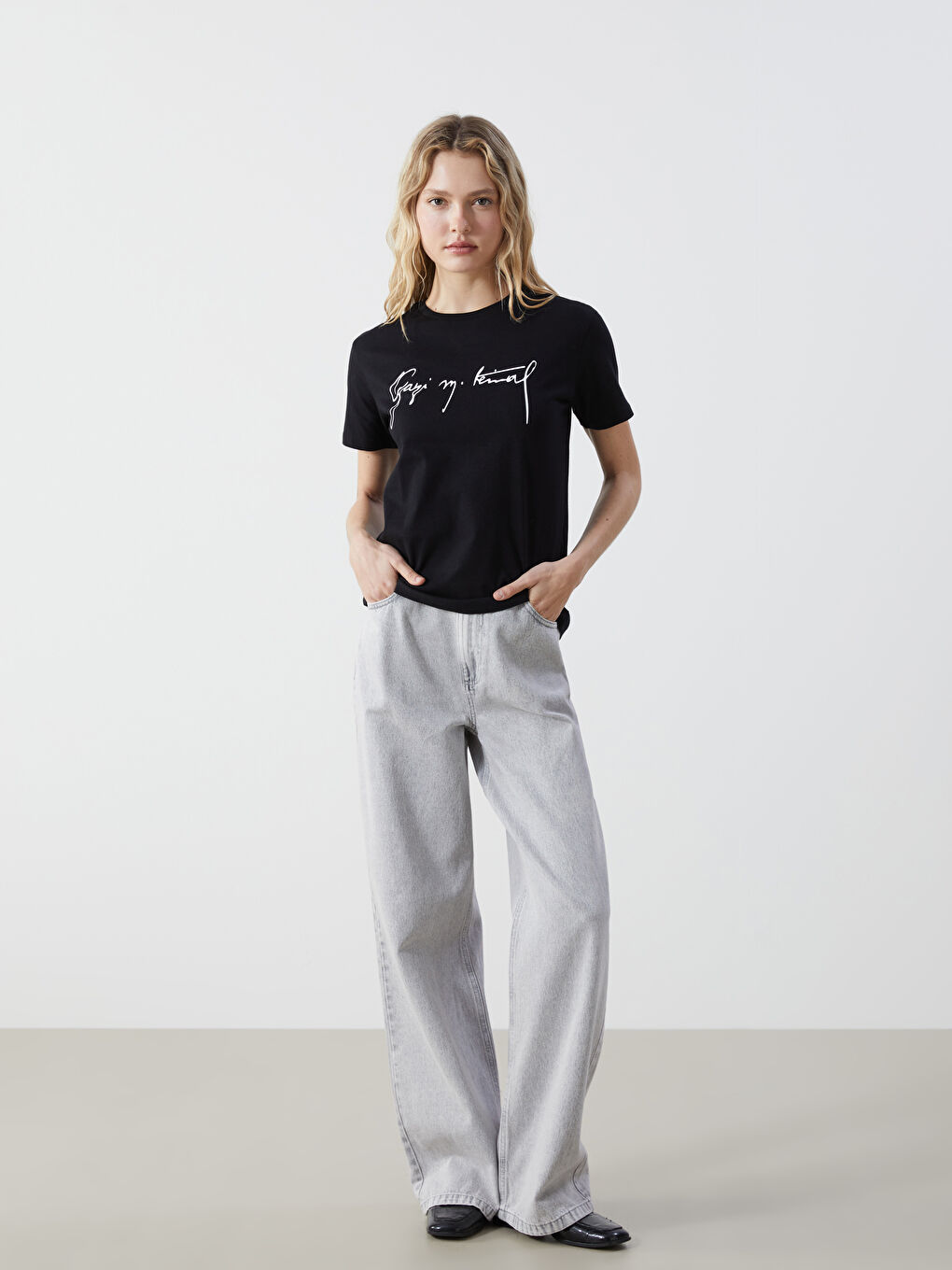 Siyah Bisiklet Yaka Atatürk İmza Baskılı Kadın Tişört-2