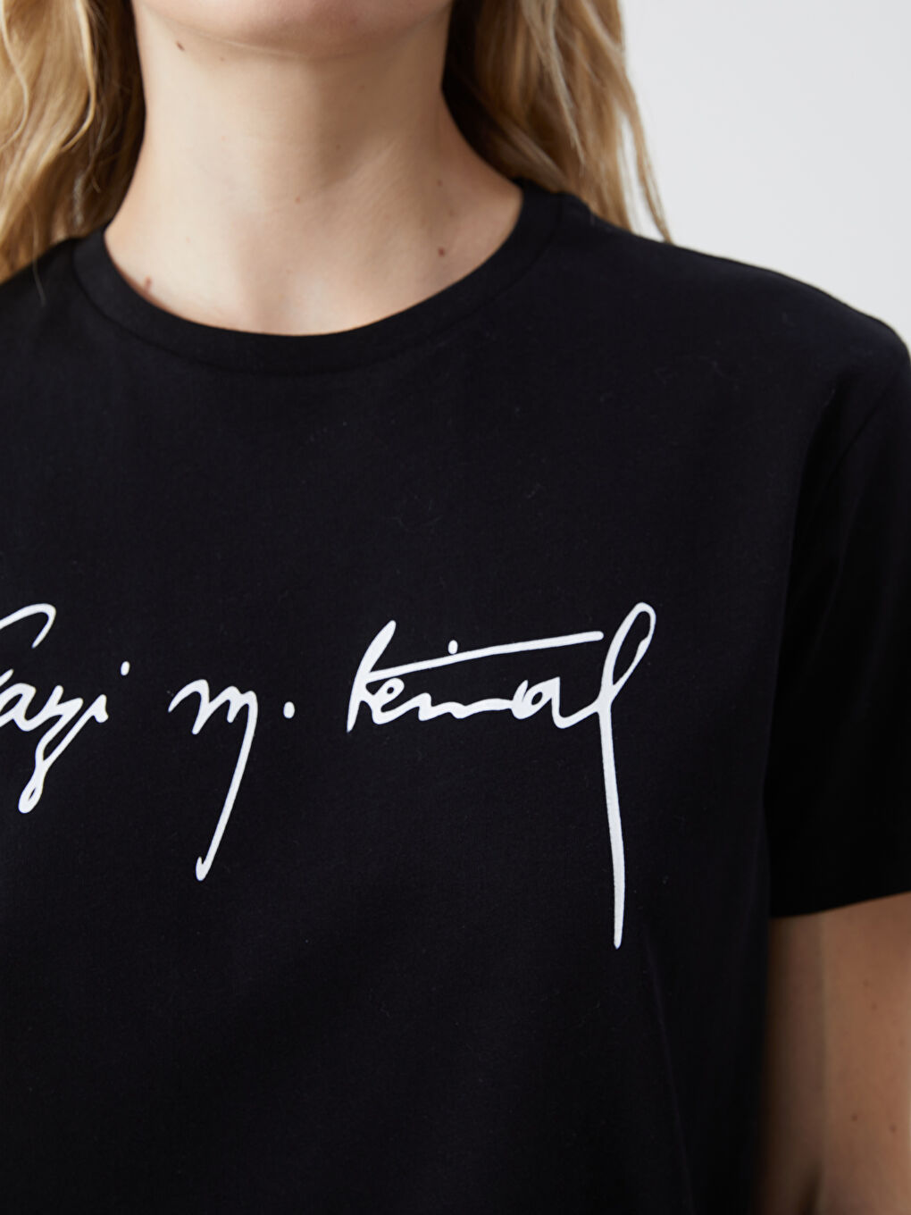 Siyah Bisiklet Yaka Atatürk İmza Baskılı Kadın Tişört-4