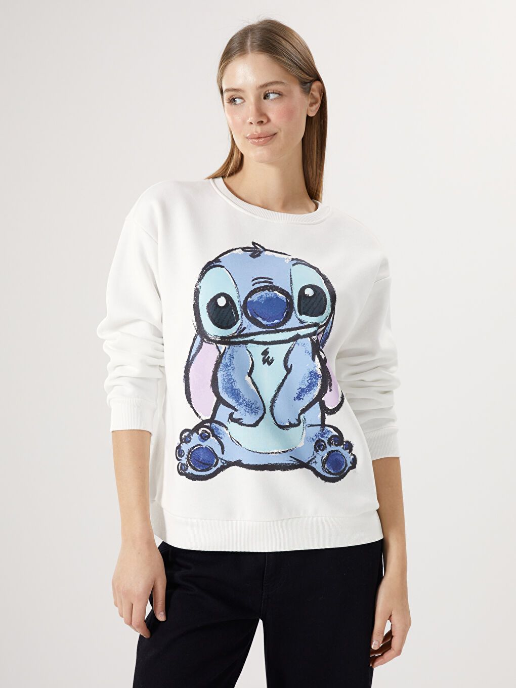 LCW Comfort Ekru Bisiklet Yaka Lilo & Stitch Baskılı Kadın Kalın Sweatshirt