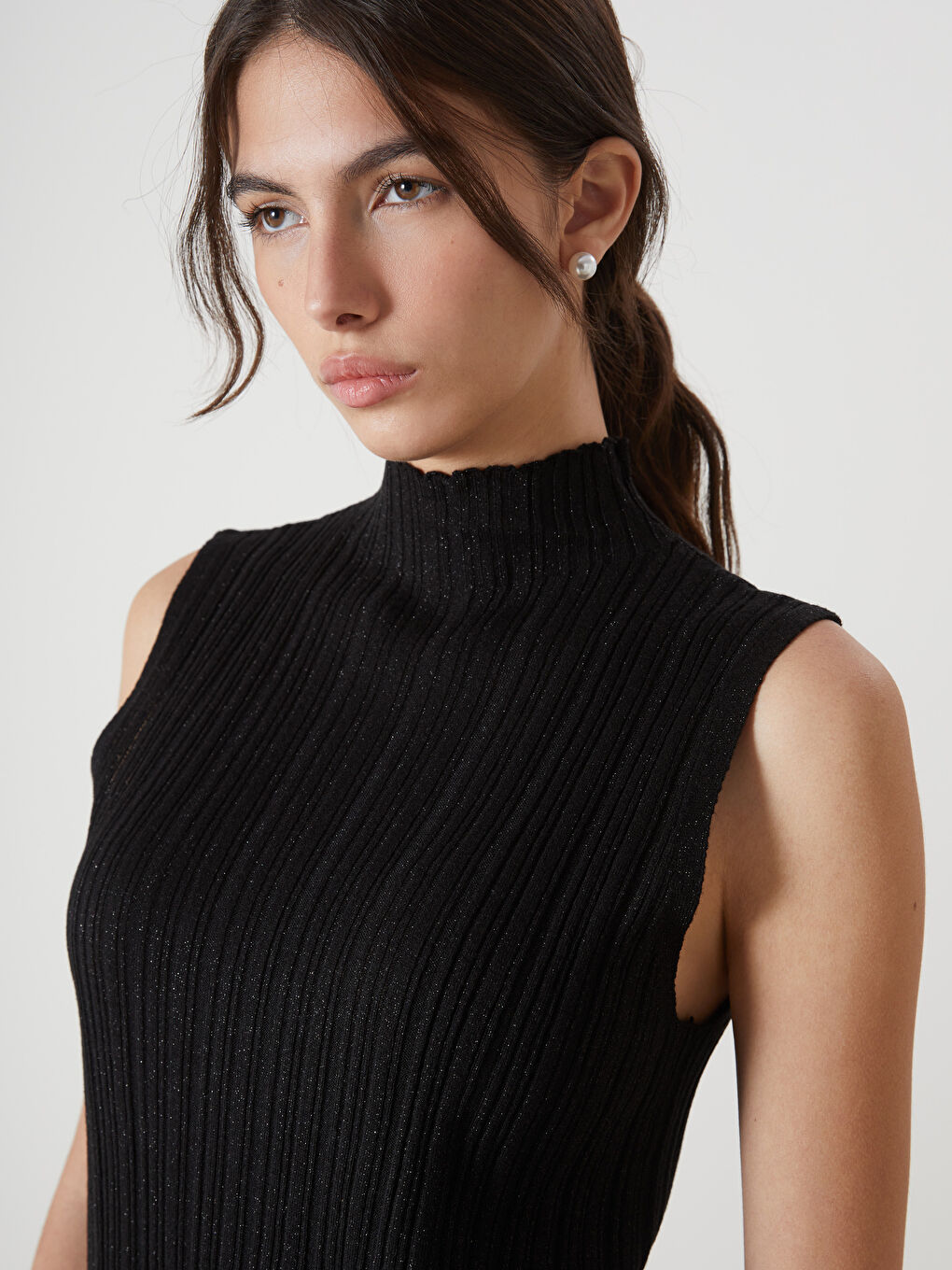 Siyah Yarım Balıkçı Yaka Parlak Görünümlü Kadın Triko Kazak