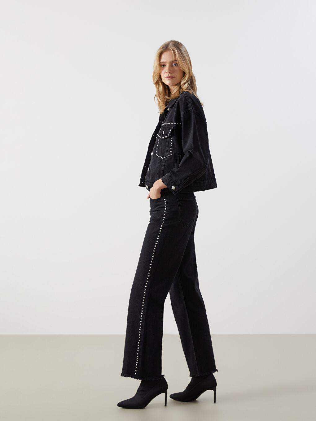 Siyah Straight Fit Taşlı Kadın Jean Pantolon-1