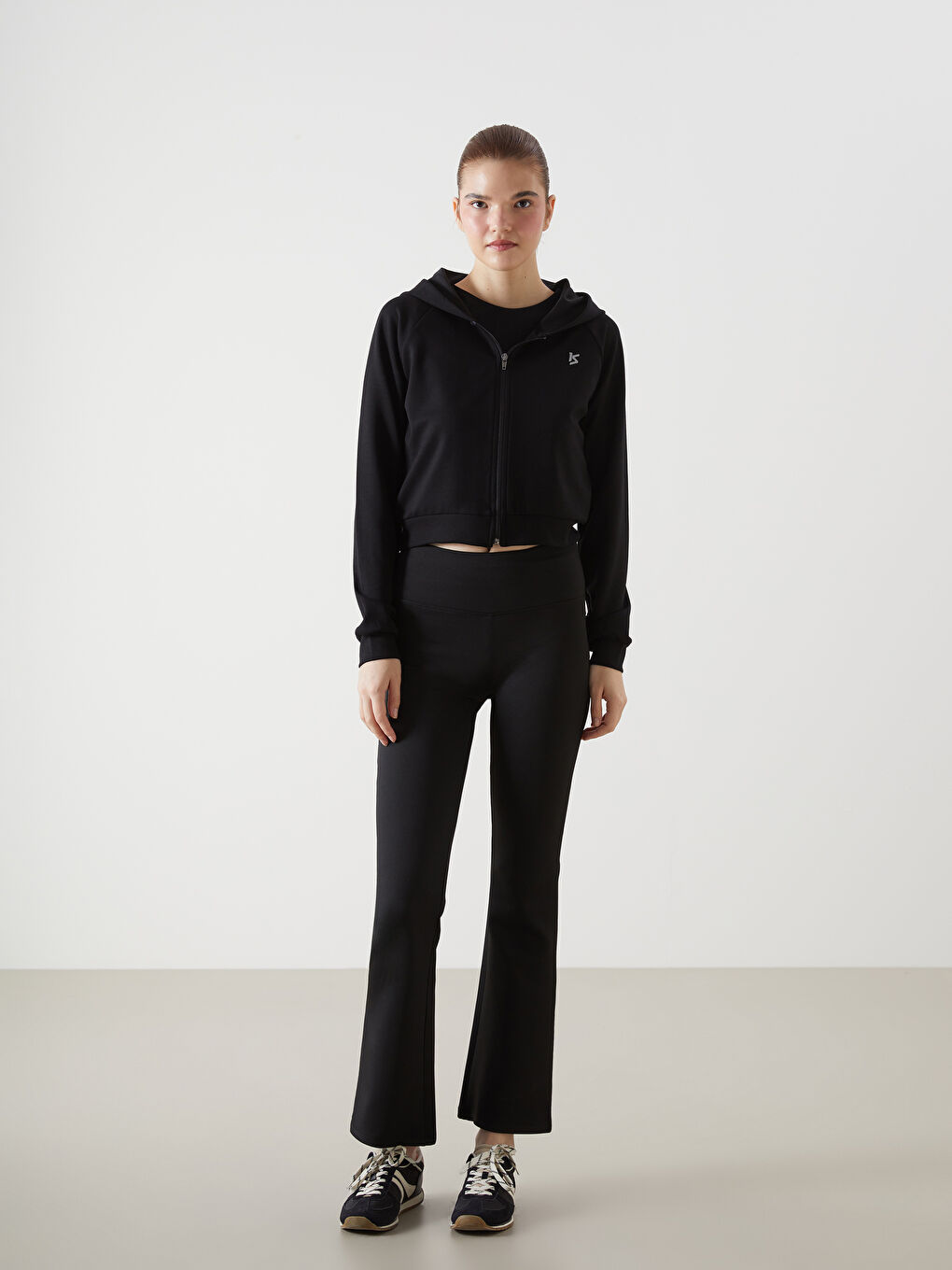 Siyah Kapüşonlu Baskılı Kadın Fermuarlı Sweatshirt-1