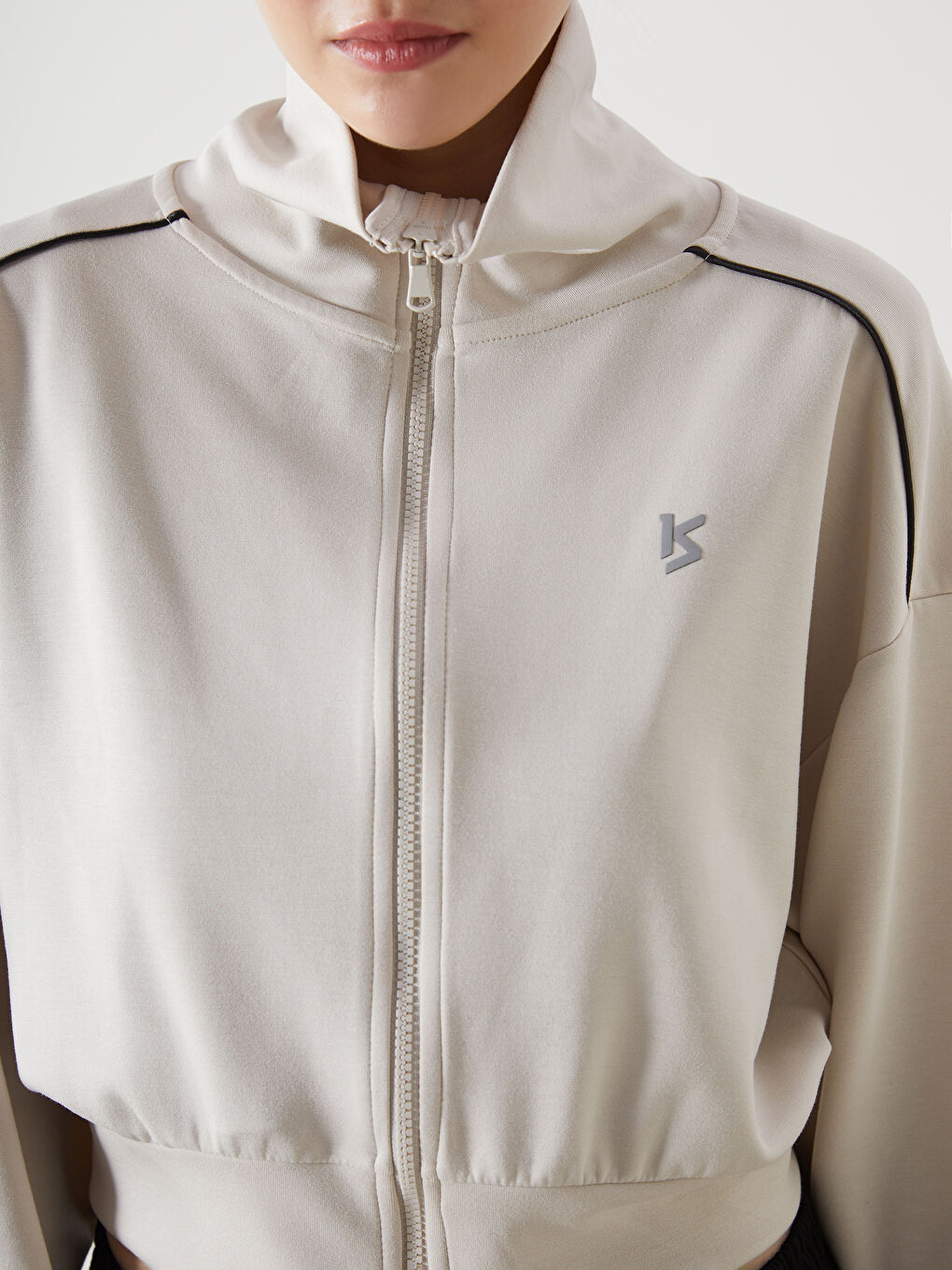 Gri Dik Yaka Baskılı Crop Kadın Fermuarlı Sweatshirt-2