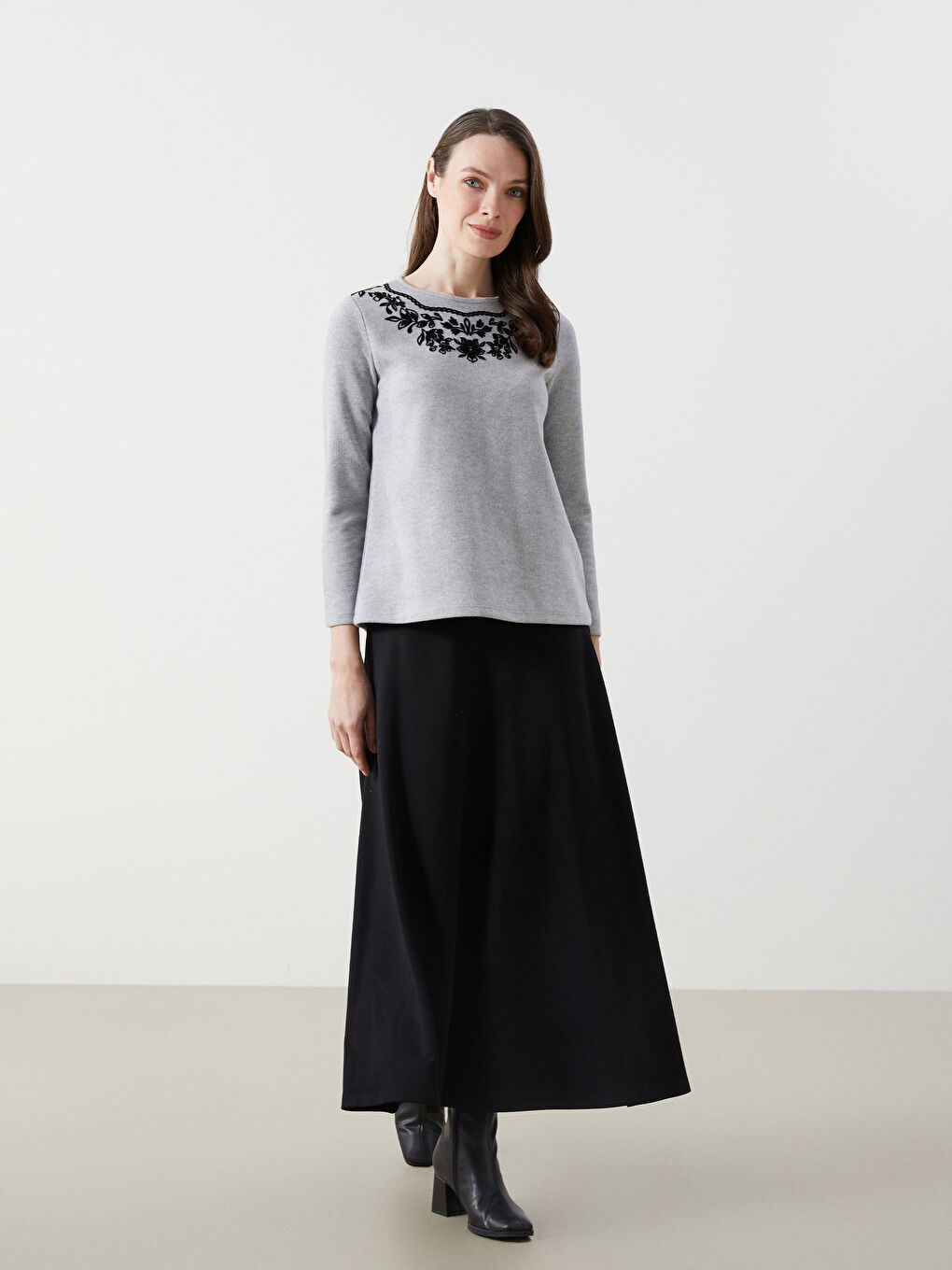 Gri Bisiklet Yaka Çiçekli Kadın Tişört-1