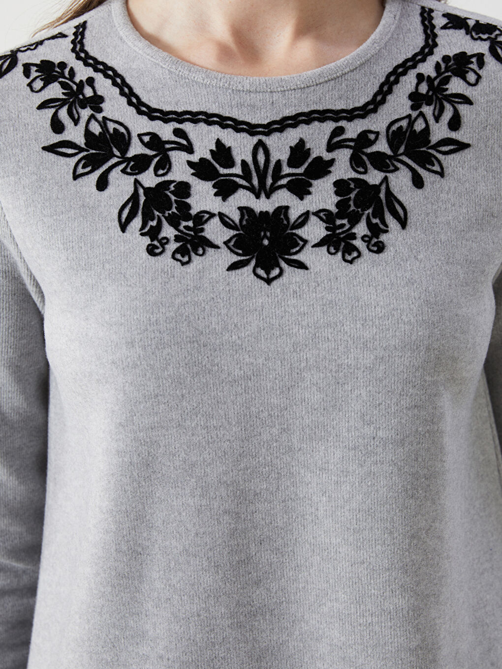 Gri Bisiklet Yaka Çiçekli Kadın Tişört-2